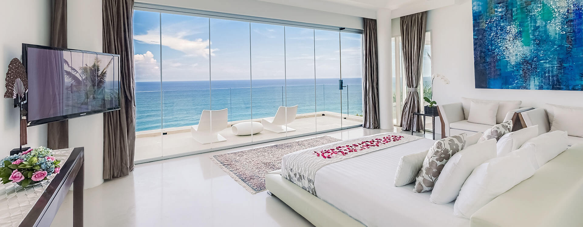 Grand Cliff Front Residence - Bedroom sea view tv